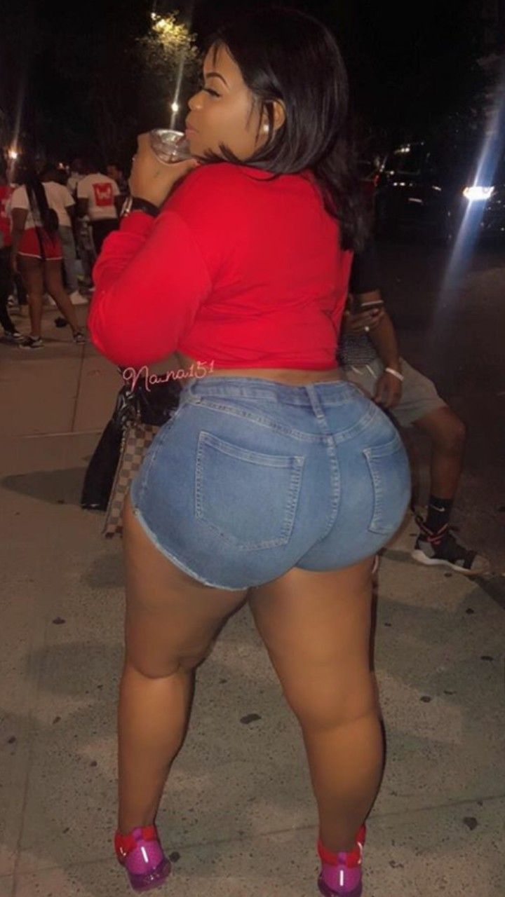 abir ghattas share big booty in short skirt photos