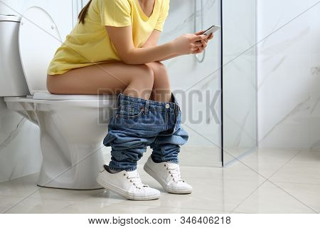 Close Up Of Woman Pooping telefon sex