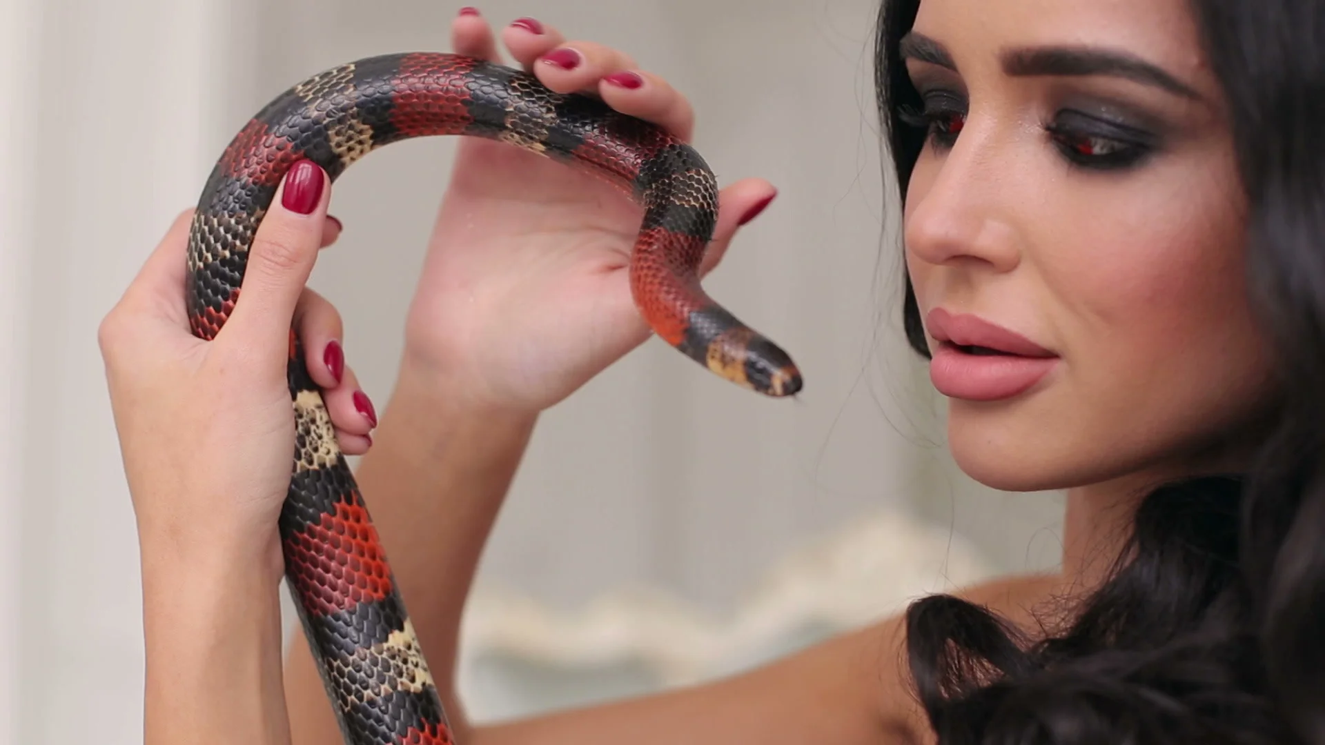 carol melendrez reccomend Sexy Girl With Snake