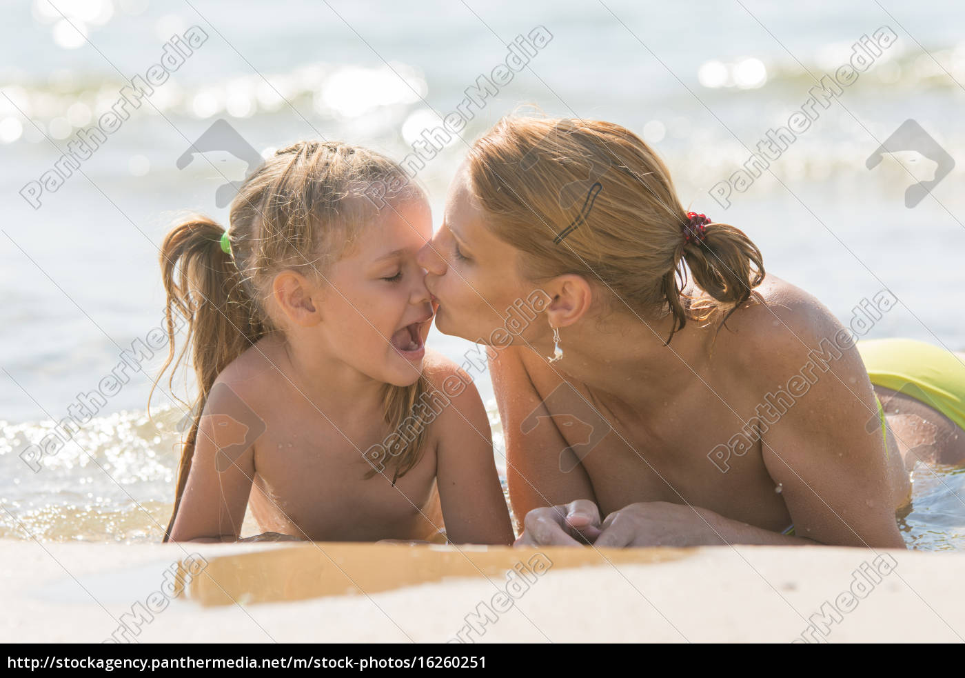 art ray reccomend mother daughter french kiss pic