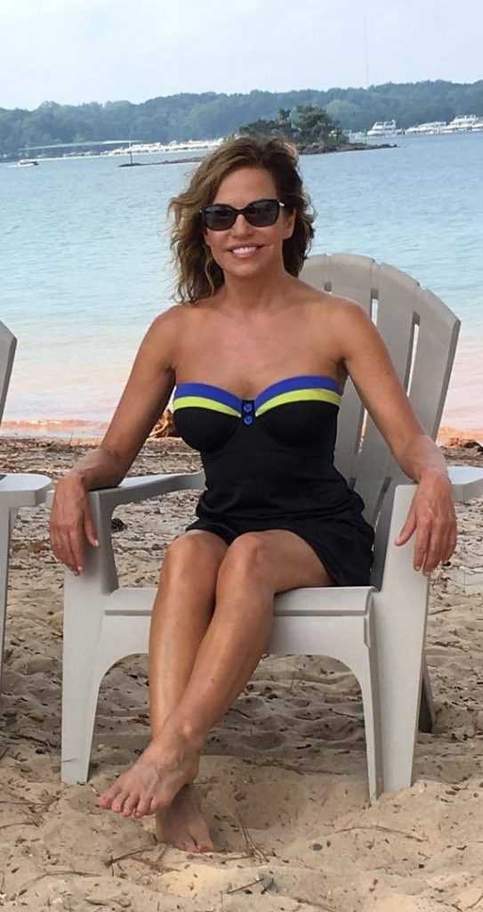 adrienne lutz reccomend Naked Pictures Of Robin Meade