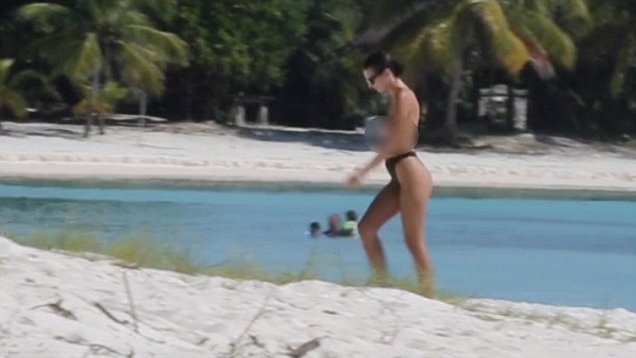 christina welker reccomend Emily Ratajkowski Topless In Cancun