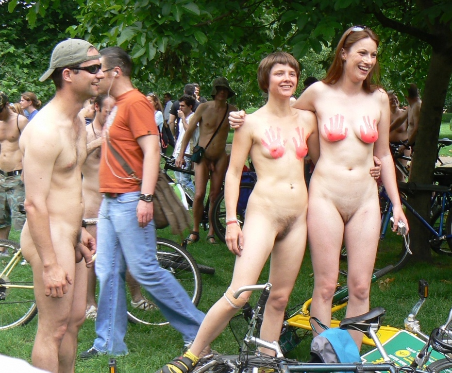 Nude Female Bike Riders der terrasse