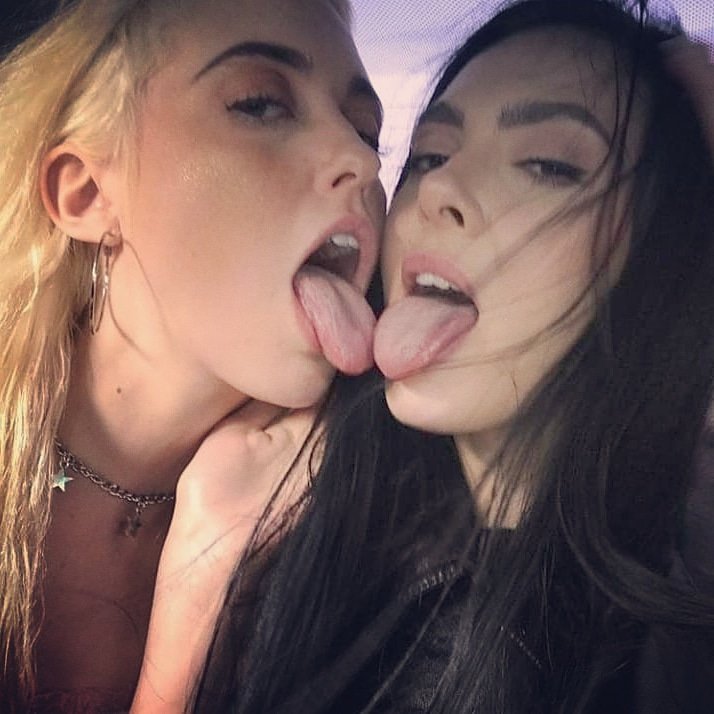 cecilia solorio reccomend Hot Lesbians Tongue Kissing