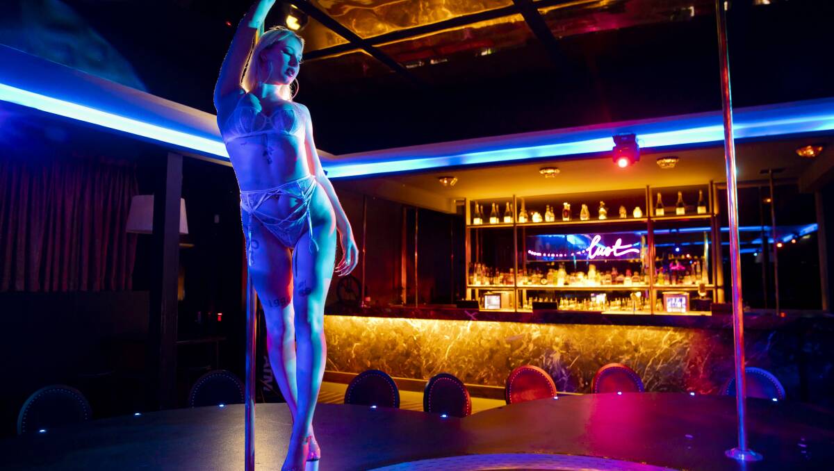 cathryn corey reccomend strip club photos pic