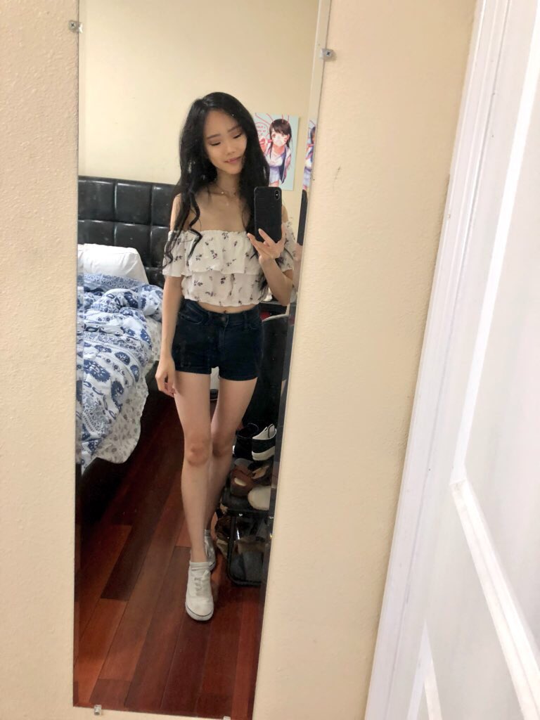 andrew daka share asian girl mirror selfie photos