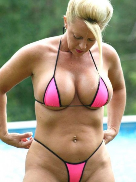 alisa feliciano reccomend blonde milf in bikini pic