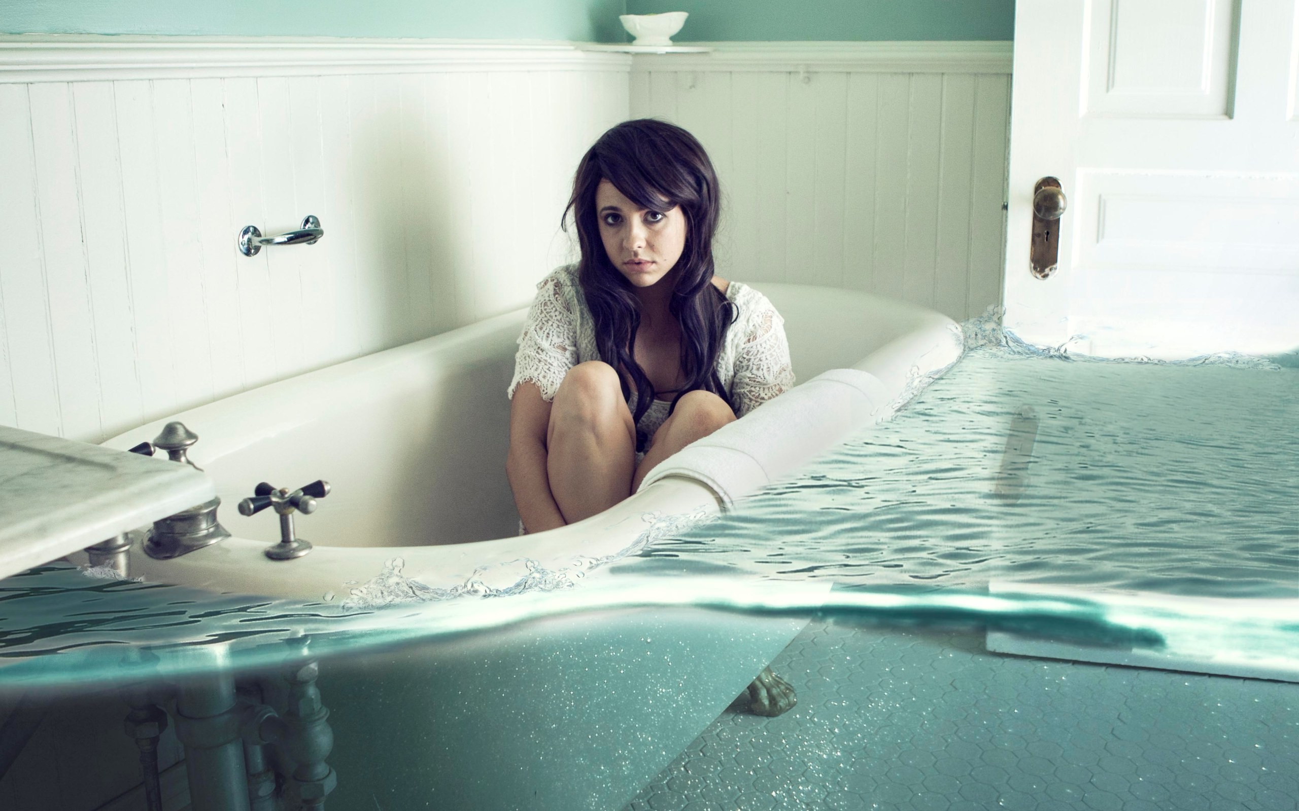 andrea strain add photo hot women in bathtub
