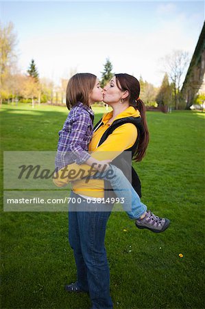 bong pates share moms kissing daughters photos